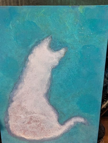 A soft white cat seen from behind against a mottled teal ground